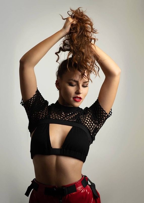 KARYNA, model in Milan — picture 10