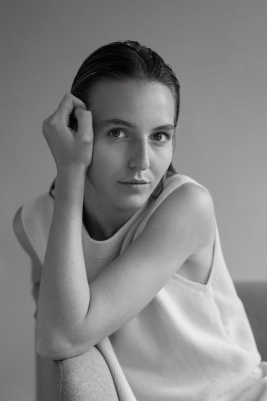 Julie, model in Paris — picture 1