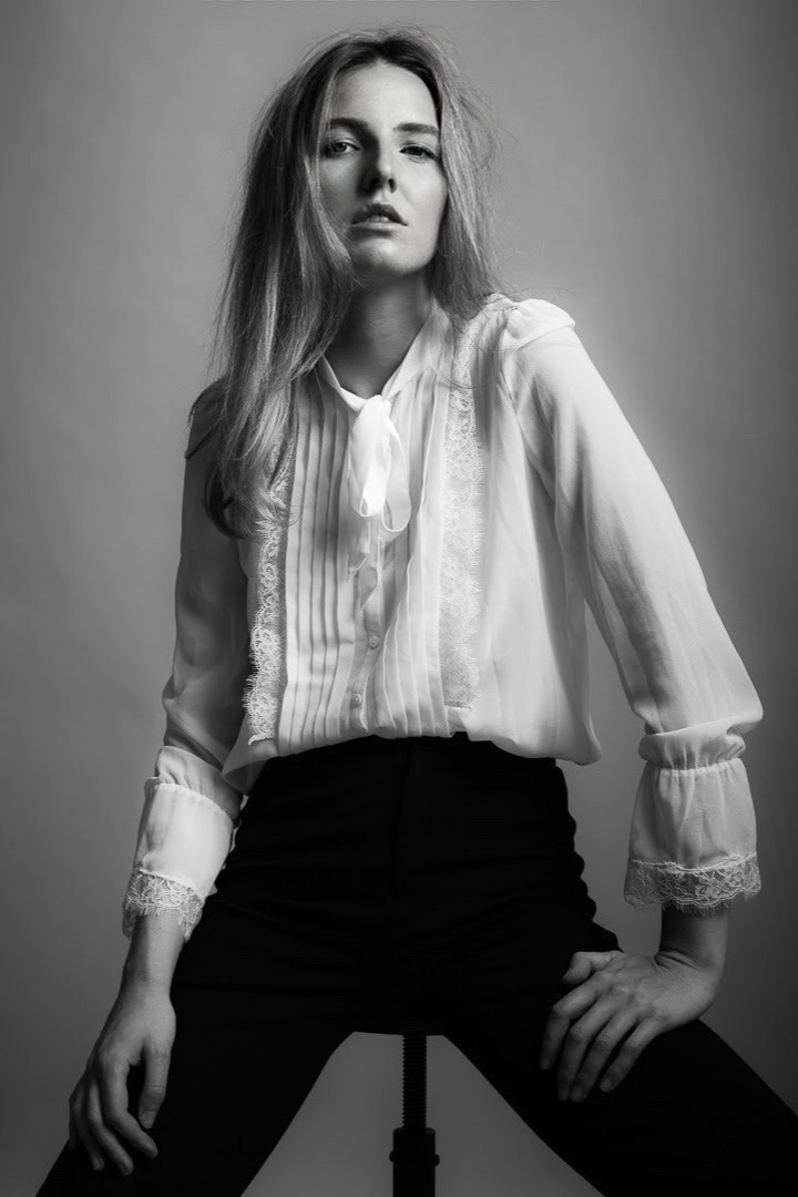 Julie, model in Paris — picture 2