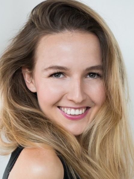 Julie, model in Paris — picture 8