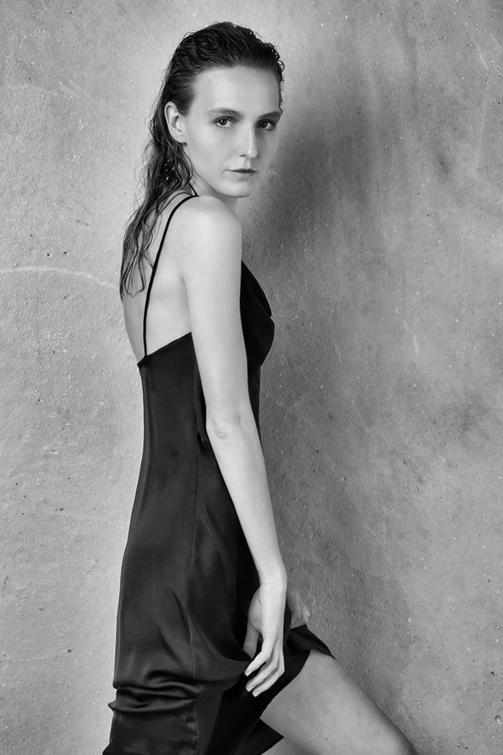 Julie, model in Paris — picture 3