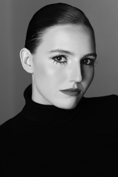 Julie, model in Paris — picture 4