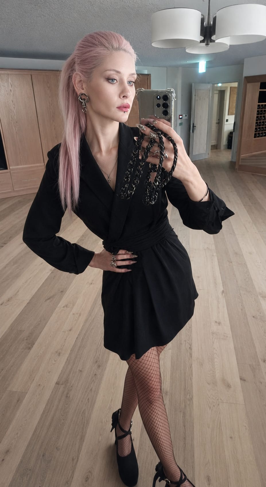 Lara, model in Paris — picture 5